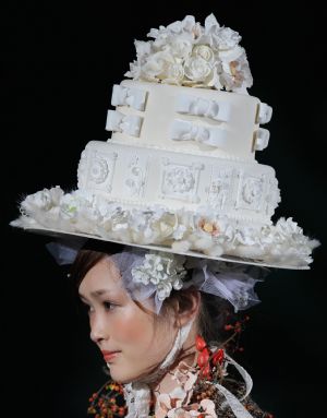 A model displays a creation by pastry chef Masato Motohashi during the Tokyo Sweets Collection 2009 in Tokyo, Japan, Sunday, Nov. 8, 2009.[Xinhua/AFP]