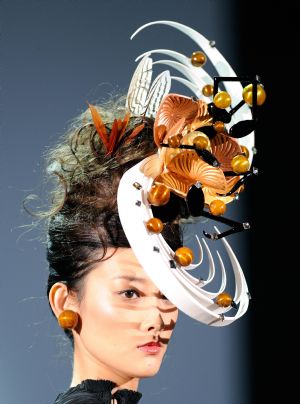 A model displays a creation by pastry chef Hideki Kawamura during the Tokyo Sweets Collection 2009 in Tokyo, Japan, Sunday, Nov. 8, 2009. [Xinhua/AFP]