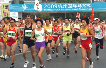 Contestants run during the 2009 Hangzhou International Marathon in Hangzhou, capital of east China's Zhejiang Province, Nov. 8, 2009.[Xinhua]