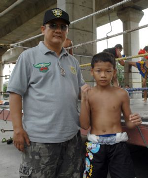 Chatploy S. Boonsawat poses with his father in Bangkok, capital of Thailand, Oct. 20, 2009.[Xinhua]