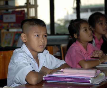 Chatploy S. Boonsawat studies at school in Bangkok, capital of Thailand, Oct. 21, 2009.[Xinhua]