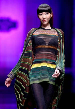 A model displays the creation of Chinese designer Deng Hao during the China Fashion Week in Beijing, capital of China, Nov. 8, 2009. [Xinhua]