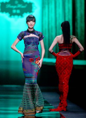 A model displays the creation of Chinese designer Deng Hao during the China Fashion Week in Beijing, capital of China, Nov. 8, 2009. [Xinhua]