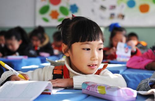 Zhang Mingyang does exercises at school in Harbin, capital of northeast China's Heilongjiang province, Nov. 2, 2009. [Xinhua]