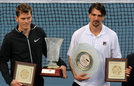 Thomas Enqvist (L) of Sweden shows the trophy with Goran Ivanisevic of Croatia during the awarding ceremony for the final of Chengdu Open, an ATP Champions tour event, at the Sichuan International Tennis Center in Chengdu, capital of southwest China's Sichuan Province, Nov. 8, 2009. Enqvist claimed the title by beating Ivanisevic 2-0. (Xinhua/Jiang Hongjing) 