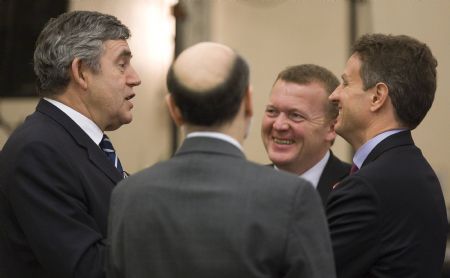 Britain's Prime Minister Gordon Brown (L) talks to the Chairman of the U.S. Federal Reserve Ben Bernanke (back to camera), U.S. Treasury Secretary Timothy Geithner (R) and Danish Prime Minister Lars Lokke Rasmussen, during a break at the G20 Finance Ministers meeting at a hotel in St. Andrews, Scotland November 7, 2009. British finance minister Alistair Darling urged his G20 counterparts on Saturday to work toward a $100 billion deal on tackling climate change. [Xinhua]