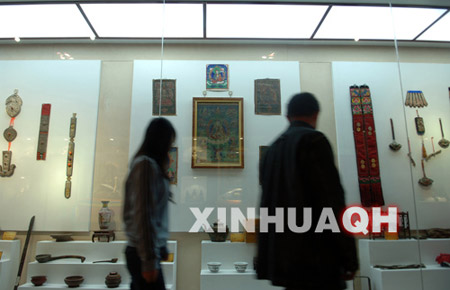 Photo taken on November 4, 2009, shows two students visiting the Ethnic Museum of Qinghai University for Nationalities in Xining, capital of northwest China's Qinghai Province.[Xinhua]