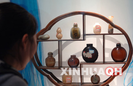 Photo taken on November 4, 2009, shows a student visiting the Ethnic Museum of Qinghai University for Nationalities in Xining, capital of northwest China's Qinghai Province.[Xinhua]