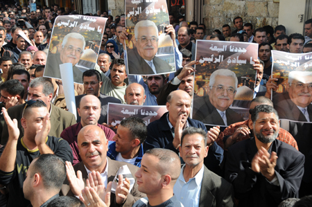 Palestinians take part in a rally in support of President Mahmoud Abbas in Ramallah Nov. 9, 2009. [Yang Yuanyuan/Xinhua]