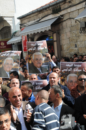 Palestinians take part in a rally in support of President Mahmoud Abbas in Ramallah Nov. 9, 2009. [Yang Yuanyuan/Xinhua]