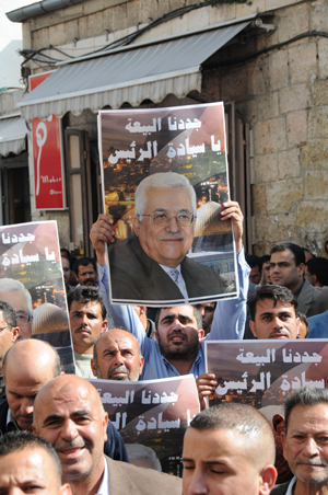 Palestinians take part in a rally in support of President Mahmoud Abbas in Ramallah Nov. 9, 2009. [Yang Yuanyuan/Xinhua]