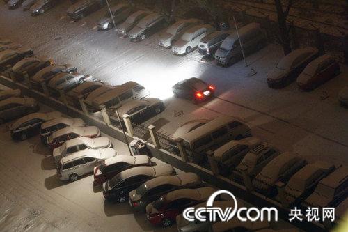 Heavy snow hit Beijing on Monday night. Meteorological departments forecast that the snowy weather will last about four days. [CCTV]