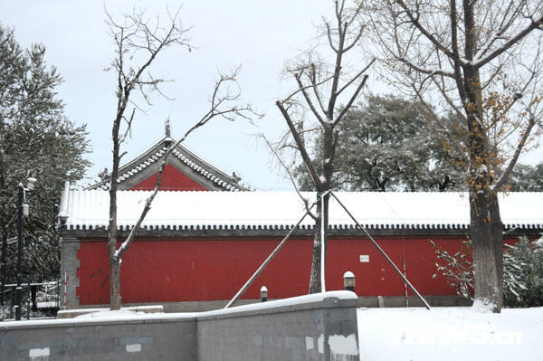 Heavy snow hit Beijing on Monday night. Meteorological departments forecast that the snowy weather will last about four days. [CCTV]