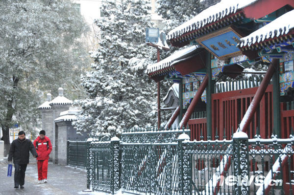 Heavy snow hit Beijing on Monday night. Meteorological departments forecast that the snowy weather will last about four days. [CCTV]