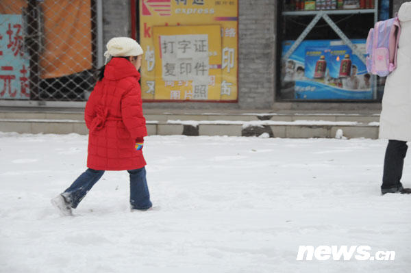 Heavy snow hit Beijing on Monday night. Meteorological departments forecast that the snowy weather will last about four days. [CCTV]