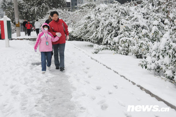 Heavy snow hit Beijing on Monday night. Meteorological departments forecast that the snowy weather will last about four days. [CCTV]