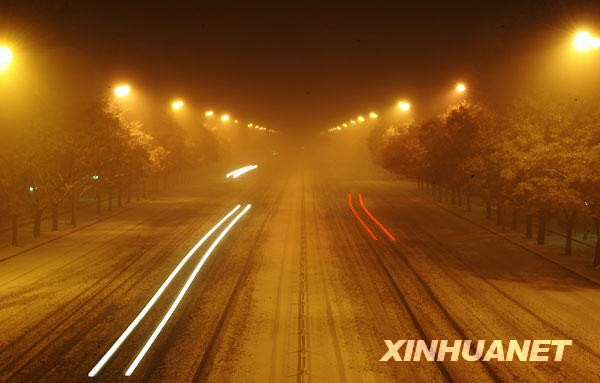 Heavy snow hit Beijing on Monday night. Meteorological departments forecast that the snowy weather will last about four days. [CCTV]