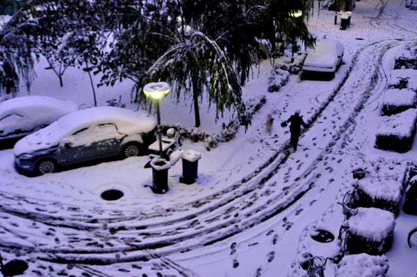 Heavy snow hit Beijing on Monday night. Meteorological departments forecast that the snowy weather will last about four days. [CFP]