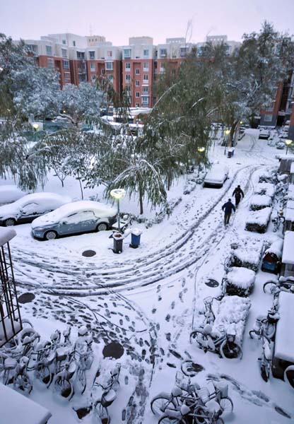 Heavy snow hit Beijing on Monday night. Meteorological departments forecast that the snowy weather will last about four days. [CFP]