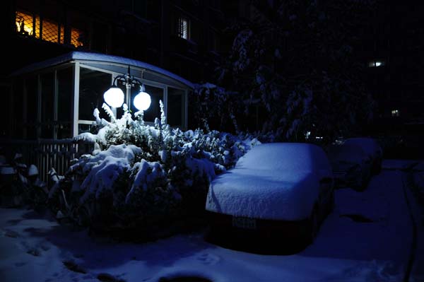 Heavy snow hit Beijing on Monday night. Meteorological departments forecast that the snowy weather will last about four days. [CFP]