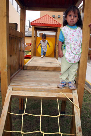 Kids play at the kindergarten of a women's prison in Quito, Ecuador, Nov. 6, 2009. [Hao Yunfu/Xinhua]