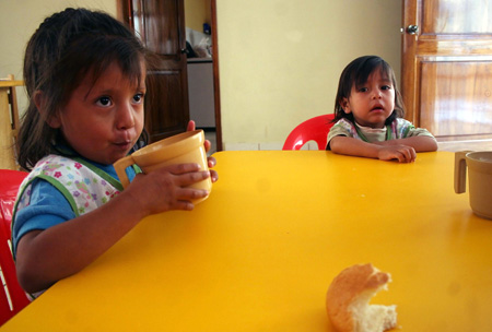 Kids have a meal at the kindergarten of a women's prison in Quito, Ecuador, Nov. 6, 2009. [Hao Yunfu/Xinhua]