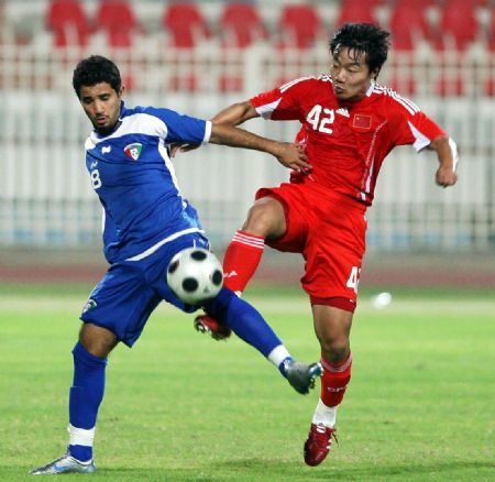 China's Xu Yang (R) vies with Kuwait's Hamed Anezi during a friendly football match in Kuwait City Nov. 8, 2009. [Noufal Ibrahim/Xinhua]