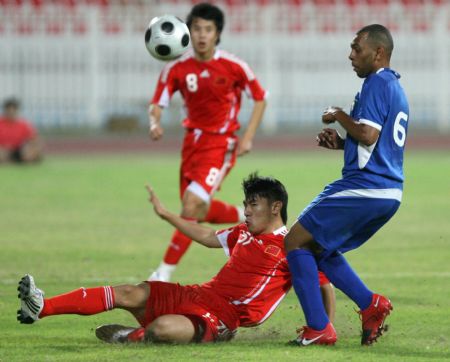 China's Yu Hanchao (Bottom) vies with Kuwait's Jarrah Atheeqi during a friendly football match in Kuwait City Nov. 8, 2009. [Noufal Ibrahim/Xinhua]