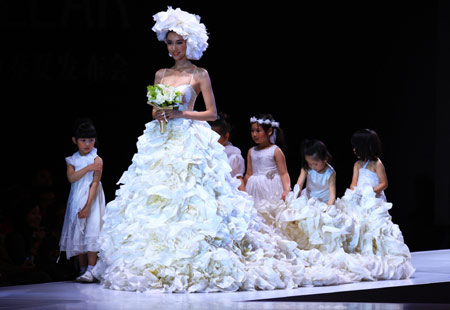 Models display creations of White Collar during the China Fashion Week in Beijing, capital of China, Nov. 9, 2009.[Xinhua]