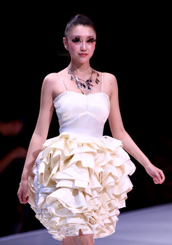 A model displays a creation of White Collar during the China Fashion Week in Beijing, capital of China, Nov. 9, 2009. [Xinhua]