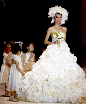 A model displays a creation of White Collar during the China Fashion Week in Beijing, capital of China, Nov. 9, 2009. [Xinhua]