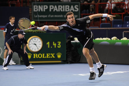 Marat Safin of Russia returns the ball to Thierry Ascione of France during the men's first round match in the Paris Masters Series tennis tournament, Nov. 9, 2009. Safin won the match 2-1. [Xinhua]