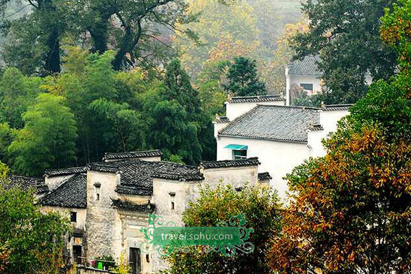 Under the precinct of the ancient Town of Hongcun, Tachuan, also known as Tashang, is a village located in Yixian county in east China's Anhui province. Each autumn, Tachuan is a paradise for photographers as it is full of colors and scenic beauty. The layout of the village aligns with the mountains to create a pagoda shape. [sohu.com] 