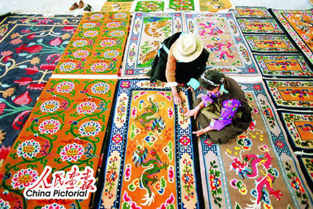Traditional Tibetan carpets fall into three categories, namely, carpets, tapestries and rugs. Carpets produced in Gyantse County, Xigaze Prefecture, are the most famous. (Photo: China Pictorial)