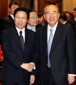 Wu Poh-hsiung (R), honorary chairman of the Kuomintang, meets Liang Baohua, secretary of Jiangsu Provincial Committee of the Communist Party of China (CPC) in Taipei, east China's Taiwan Province, Nov. 9, 2009.