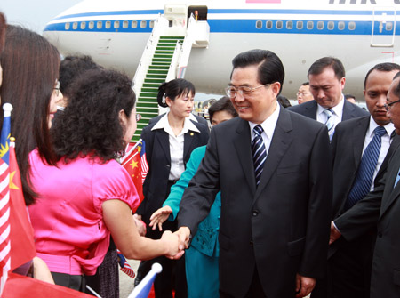 Chinese President Hu Jintao (C) is greeted upon his arrival in Kuala Lumpur, Malaysia, Nov. 10, 2009. Hu Jintao arrived here Tuesday for a state visit to enhance strategic cooperation between China and Malaysia. [Xinhua]