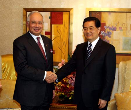 Chinese President Hu Jintao (R) shakes hands with Malaysian Prime Minister Najib Tun Razak in Kuala Lumpur, Malaysia, Nov. 10, 2009. [Xinhua]