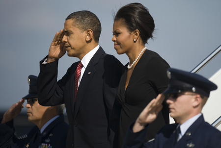 U.S. President Barack Obama, accompanied by his wife Michelle Obama, participates in a memorial service on November 10, 2009 at the Fort Hood Army base, Texas, to honor 13 people killed by a U.S. Army psychiatrist . [Xinhua]