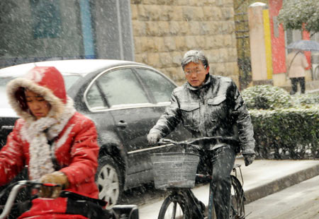 A bicyclist rides in snow in Yinchuan, capital of northwest China's Ningxia Hui Autonomous Region, Nov. 10, 2009. Most parts in north and northwest China witnessed a snowfall on Tuesday.[Xinhua]