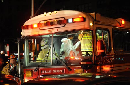 People had intimate contact with envelopes containing white powder are investigated in a vehicle in New York, the United States, Nov. 10, 2009. Envelopes containing white powder were delivered Monday to three missions to the United Nations in midtown Manhattan, touching off a security scare in central New York City, officials said here on Monday night. The three missions are the Missions of Austria, France and Uzbekistan to the United Nations. [Xinhua]