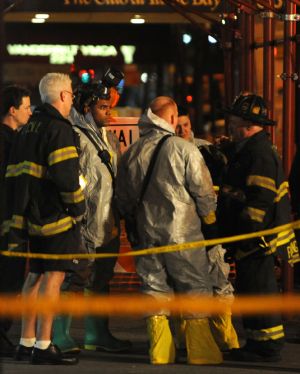 Investigators gather outside the Mission of France to the United Nations in New York, the United States, Nov. 9, 2009.[Xinhua]