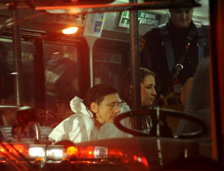 People had intimate contact with envelopes containing white powder are investigated in a vehicle in New York, the United States, Nov. 9, 2009. [Xinhua]