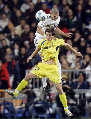 Real Madrid's Pepe (L) and Alcorcon's Borja fight for the ball during their King's Cup soccer match at Santiago Bernabeu stadium in Madrid November 10, 2009.[Xinhua/Reuters]