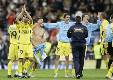 Alcorcon's players react after winning their King's Cup soccer match against Real Madrid at Santiago Bernabeu stadium in Madrid November 10, 2009.[Xinhua/Reuters]