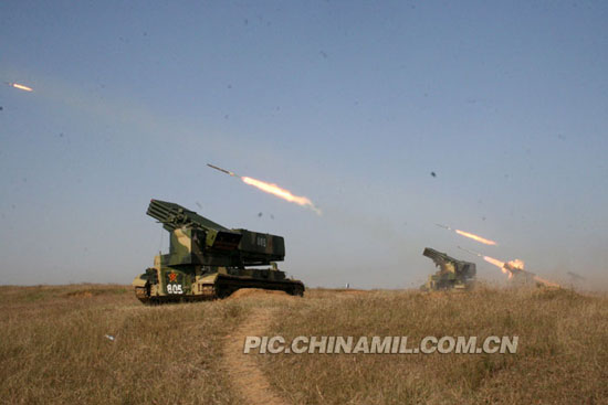 A military drill is held on November 10 in Jinan, east China's Shandong Province. [Xinhua]