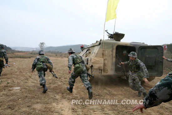 A military drill is held on November 10 in Jinan, east China's Shandong Province. [Xinhua]