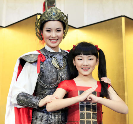 Chinese singer Lei Jia (L) and emcee Dou Dou pose for photos during the press conference of Chinese Opera Mulan in Tokyo, Nov. 10, 2009. The Chinese Opera Mulan will be performed from Nov. 11 in Japan. [Xinhua]
