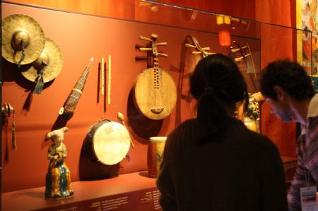 Visitors view the displayed musical instrument during the media preview of the 'Travelling the Silk Road' exhibition at the American Museum of Natural History in New York Nov. 10, 2009.[Xinhua]