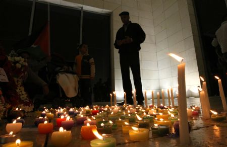 Candles flare at the grave of the late Palestinian leader Yasser Arafat during a vigil marking the fifth anniversary of his death in the West Bank city of Ramallah, Nov. 10, 2009. Yasser Arafat passed away in Paris on Nov. 11, 2004. [Xinhua]