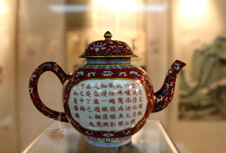 A teapot made in the Qing Dynasty (1644-1911) is seen during the preview of 2009 Huachen Autumn Auction in Beijing, capital of China, on Nov. 10, 2009. The auction of Chinese paintings and calligraphy, Chinese ceramics, jade carvings and works of art, Chinese oil paintings and sculptures, photographs will kick off on Nov. 17, with a magnificent jewelry selling during the exhibition.[Xue Dongmei/Xinhua]